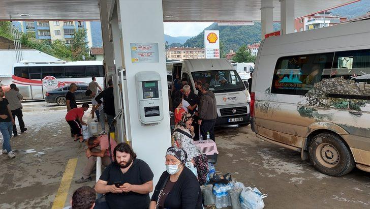 Bozkurt'taki sel sırasında vatandaşlar ayakta kalan akaryakıt istasyonuna sığındı G1