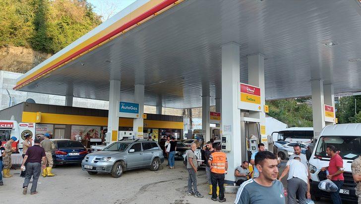 Bozkurt'taki sel sırasında vatandaşlar ayakta kalan akaryakıt istasyonuna sığındı G2