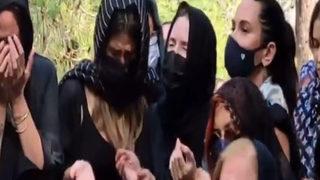 Emine Ün annesinin cenazesinde ayakta durmakta zorlandı! Emre Kınay yalnız bırakmadı