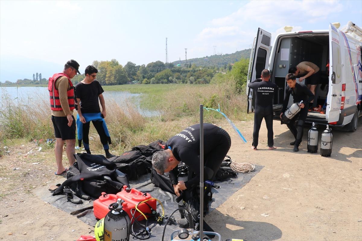 G&Uuml;NCELLEME - Sakarya'da serinlemek i&ccedil;in girdiği g&ouml;lde kaybolan kişinin cansız bedenine ulaşıldı