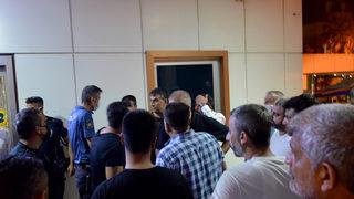 Hayatını kaybeden Kovid-19 hastasının yakınları 3 sağlık çalışanını darbetti