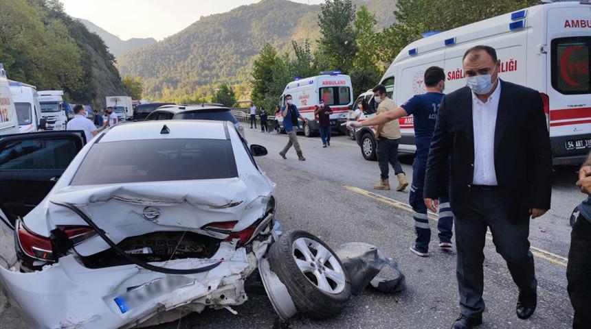 Sakarya'da zincirleme trafik kazası: 12 yaralı