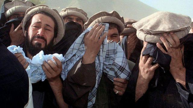 9 Eylül 2001'de El Kaide'nin suikastı sonucu ölen Ahmed Şah Mesud için yapılan bir cenaze töreni