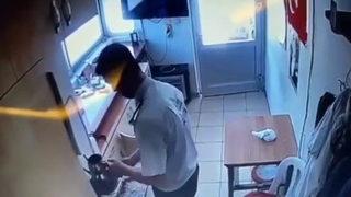 Tüyler ürperten olay! Ocakta ısıttığı suyu sokak köpeğinin üzerine döktü