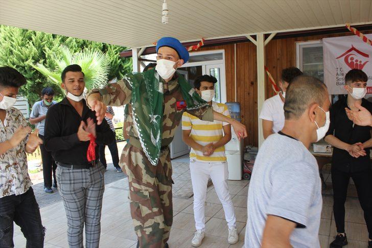 Osmaniye'de asker olmak isteyen zihinsel engelli genç için temsili "asker eğlencesi" düzenlendi G1