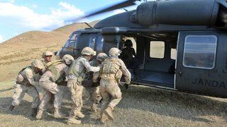 Yaylada bulunan 1. Dünya Savaşı'ndan kalma Rus savaş topu parçaları helikopterle müzeye götürüldü