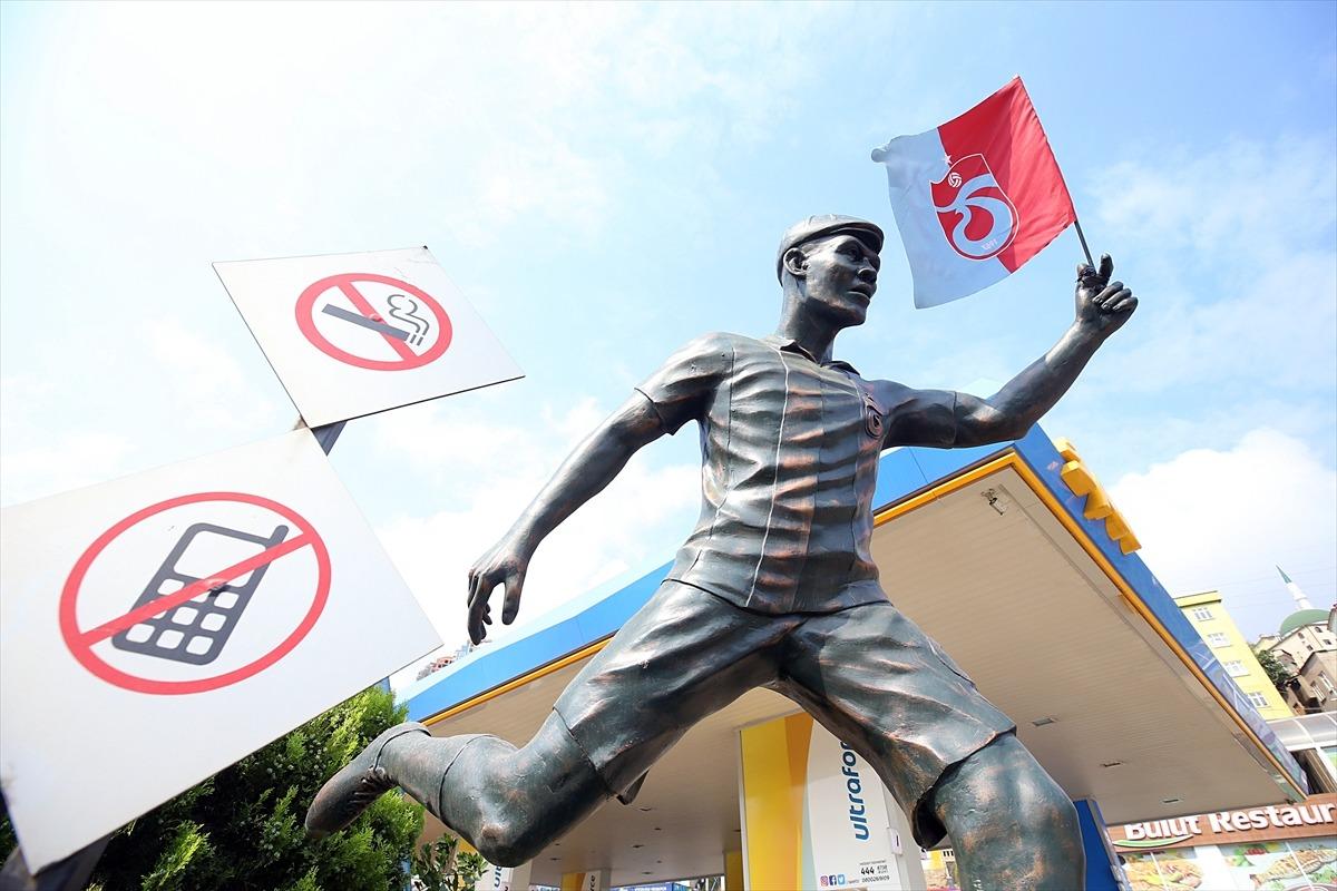 Trabzonsporlu taraftar, Nwakaeme'nin heykelini iş yerinin &ouml;n&uuml;ne dikti