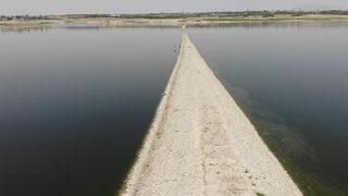 Sular çekilince ortaya çıktı! Barajı adeta ikiye ayırdı