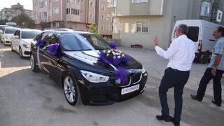 Şaşkına çeviren görüntü! Belediye başkanı düğün konvoyunun önünü kesip bahşiş aldı