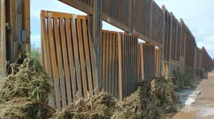 Donald Trump'ın milyarlarca dolarlık Meksika duvarı çöktü