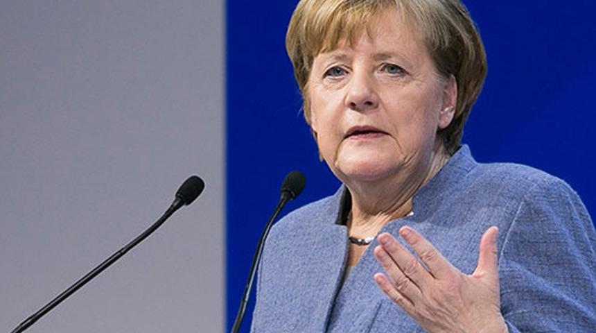 Merkel'den, ses getirecek çağrı: Taliban'la görüşmeler devam etmeli