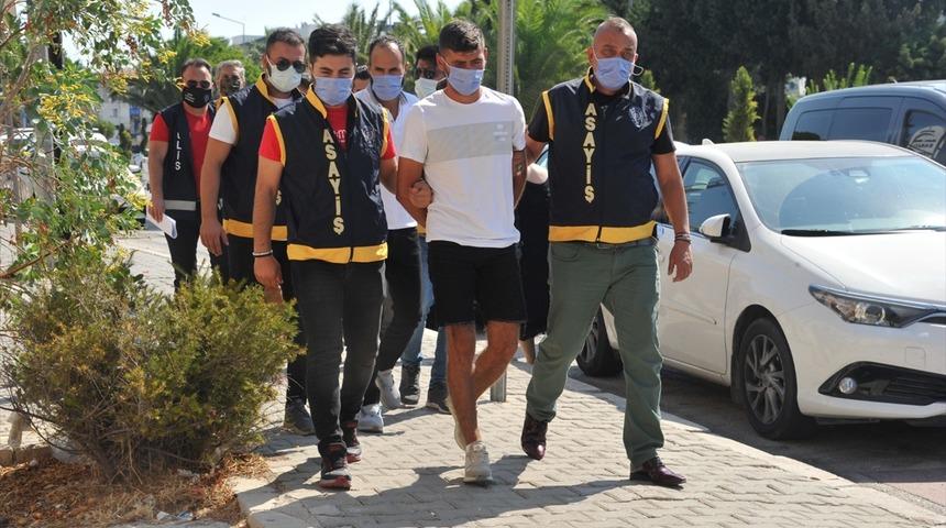 İzmir'de eğlence merkezi önündeki cinayetle ilgili iki şüpheli tutuklandı