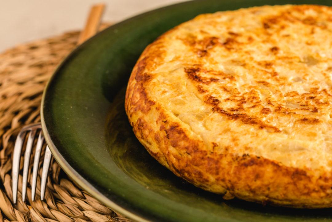 Cómo hacer una tortilla de patatas con cebolla