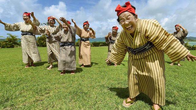 Okinawa Adası'ndaki KBG84 dans grubundaki yaşlılar