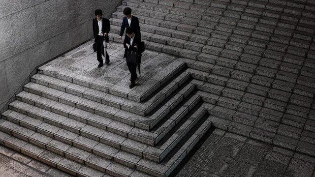 Tokyo'da işten çıkan genç adamlar