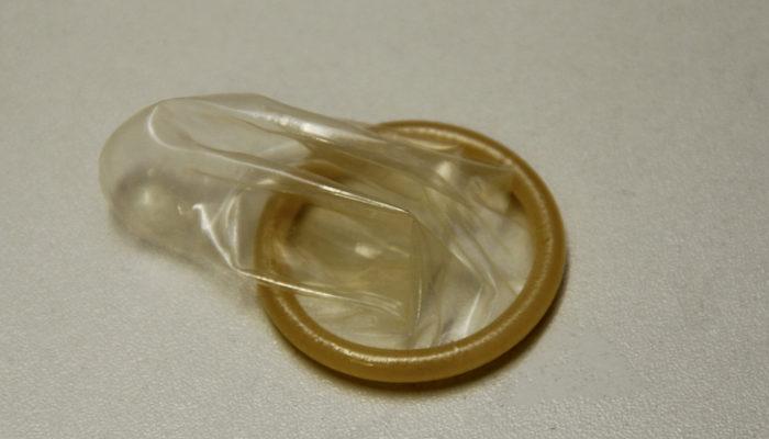 Hindistan'da akılalmaz olay! Prezervatif yerine yapıştırıcı kullandı hayatını kaybetti