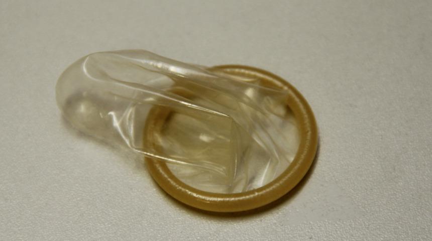 Hindistan'da akılalmaz olay! Prezervatif yerine yapıştırıcı kullandı hayatını kaybetti