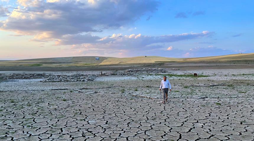 Alparslan-1 Barajı'ndaki su çekilince tekneler karaya oturdu, kalıntılar ortaya çıktı