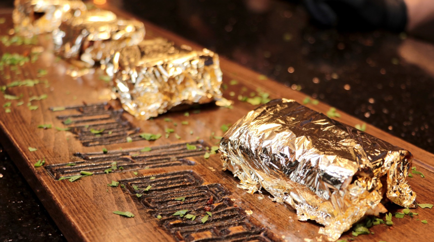 Görenleri şaşkına çevirdi! 24 ayar altın kaplama dönerin lezzeti sıraya dizdi