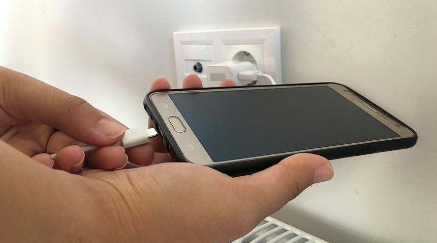 Telefon şarj olmuyor sorunu çözüm yöntemleri: Telefon şarj oluyor gözüküyor ama şarjı dolmuyorsa ne yapılır?