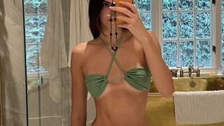 Kendall Jenner tatilde iddialı bikini seçimleriyle boy gösteriyor