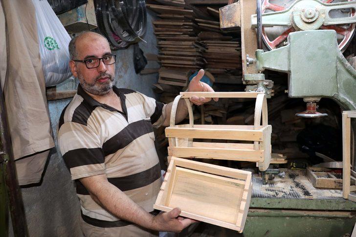Hataylı usta, tahta beşiklere ilgi azalınca minyatür beşik yapımına yöneldi G1