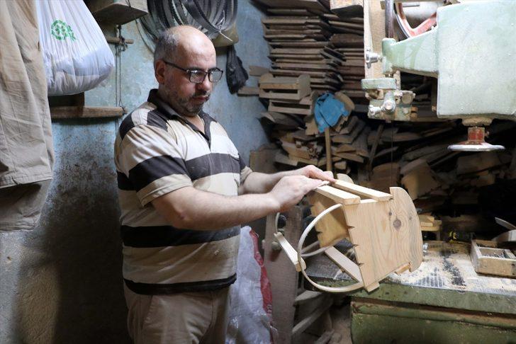 Hataylı usta, tahta beşiklere ilgi azalınca minyatür beşik yapımına yöneldi G3