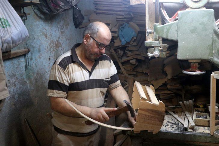 Hataylı usta, tahta beşiklere ilgi azalınca minyatür beşik yapımına yöneldi G5