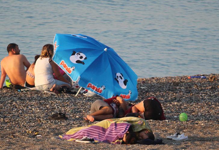 Sıcaktan bunalanlar Konyaaltı Sahili'nde sabahladı G1