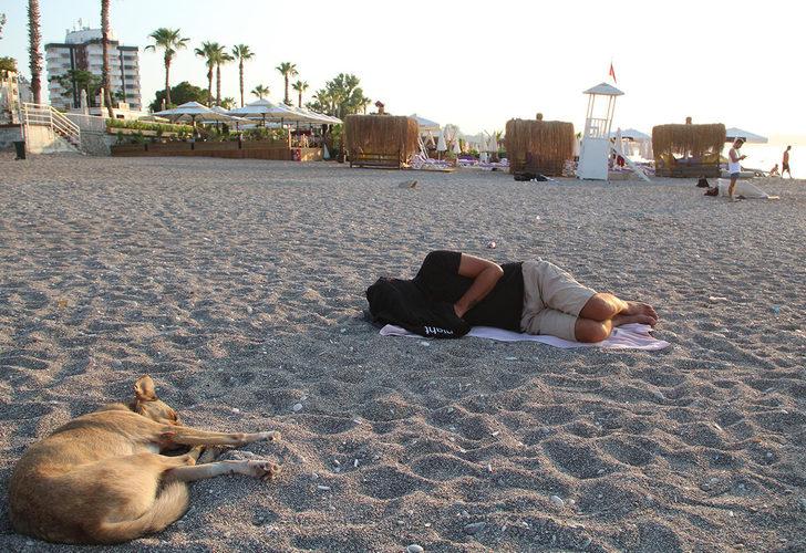 Sıcaktan bunalanlar Konyaaltı Sahili'nde sabahladı G2