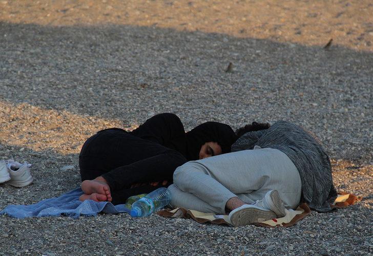 Sıcaktan bunalanlar Konyaaltı Sahili'nde sabahladı G3