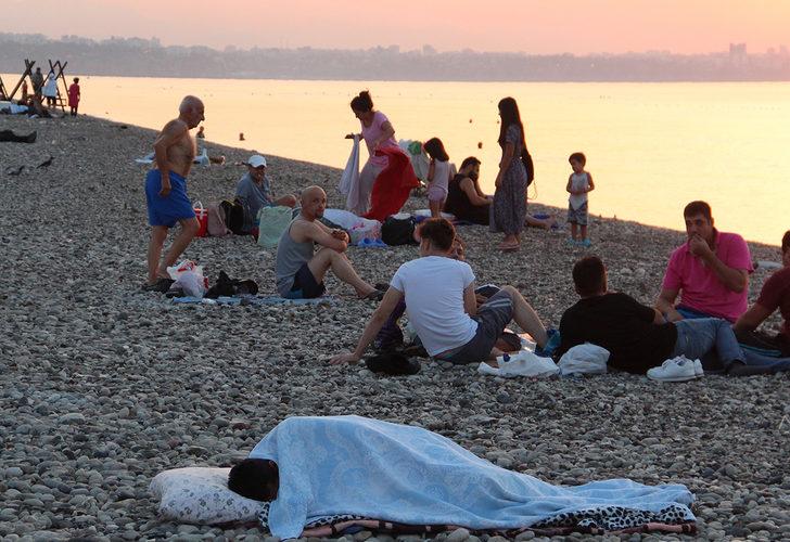 Sıcaktan bunalanlar Konyaaltı Sahili'nde sabahladı G4