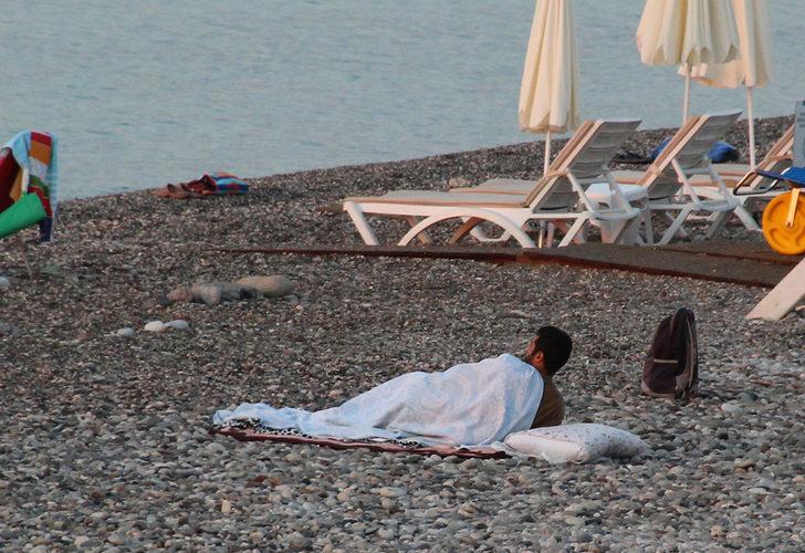 Sıcaktan bunalanlar Konyaaltı Sahili'nde sabahladı G5