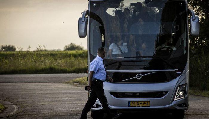 Hollanda'da bir köyde Afgan sığınmacıları protesto gösterisi kontrolden çıktı, acil durum ilan edildi