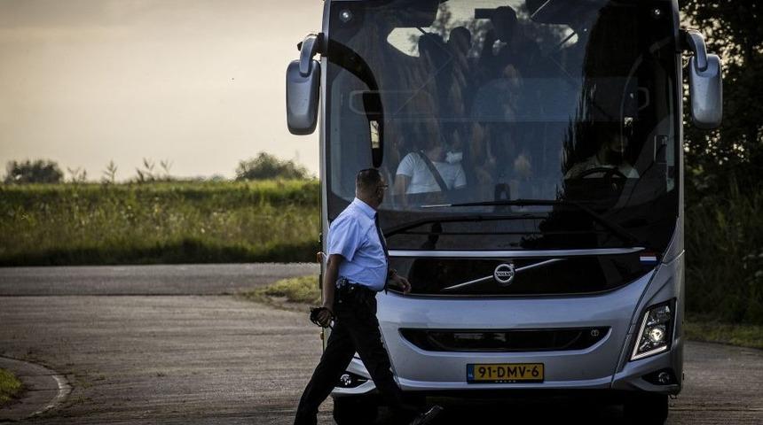 Hollanda'da bir k&ouml;yde Afgan sığınmacıları protesto g&ouml;sterisi kontrolden &ccedil;ıktı, acil durum ilan edildi