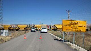 Sivas'ta manevra yapan yük treninin 2 vagonu raydan çıktı