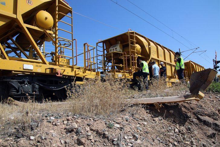 Sivas'ta manevra yapan yük treninin 2 vagonu raydan çıktı G2
