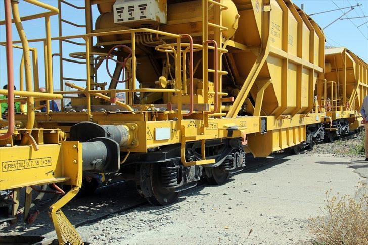 Sivas'ta manevra yapan yük treninin 2 vagonu raydan çıktı G4