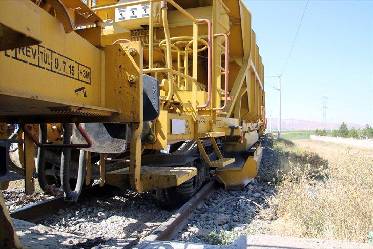 Sivas'ta manevra yapan yük treninin 2 vagonu raydan çıktı G5