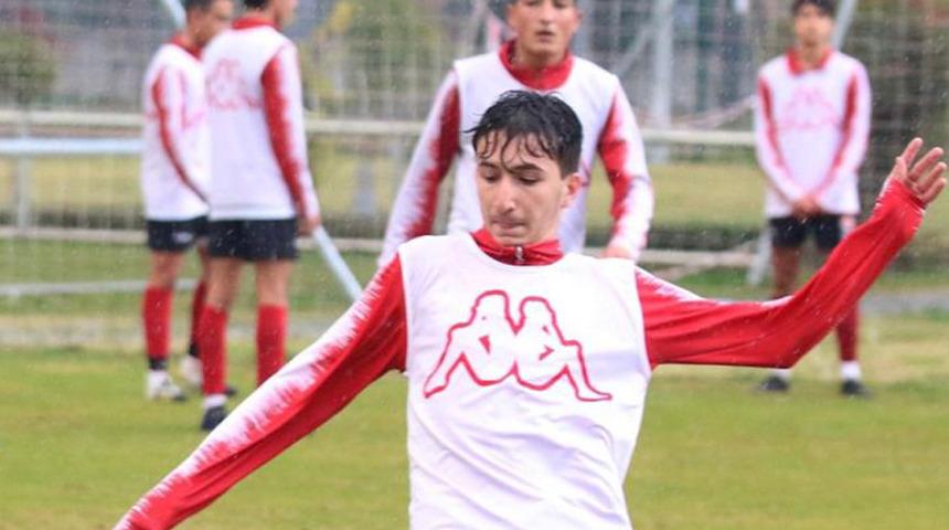 Antalyaspor gen&ccedil; isimle profesyonel s&ouml;zleşme imzaladı