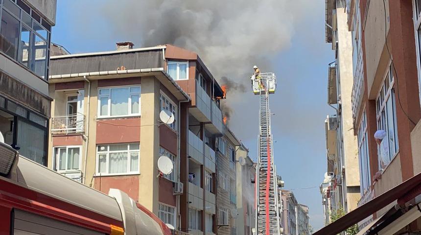 Üsküdar'da yangın! Alevler binaya sıçradı