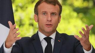Macron'un aşı tarihi belirsizliği ülkede gündem oldu
