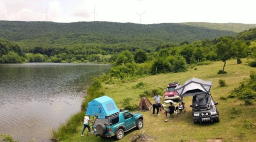 Kamp tutkunlarının yeni gözdesi! İstanbul’un hemen yanındaki saklı cennet karavancıların yeni adresi oldu