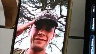 Asker babaya en güzel sürpriz! Asker selamı vererek dinledi