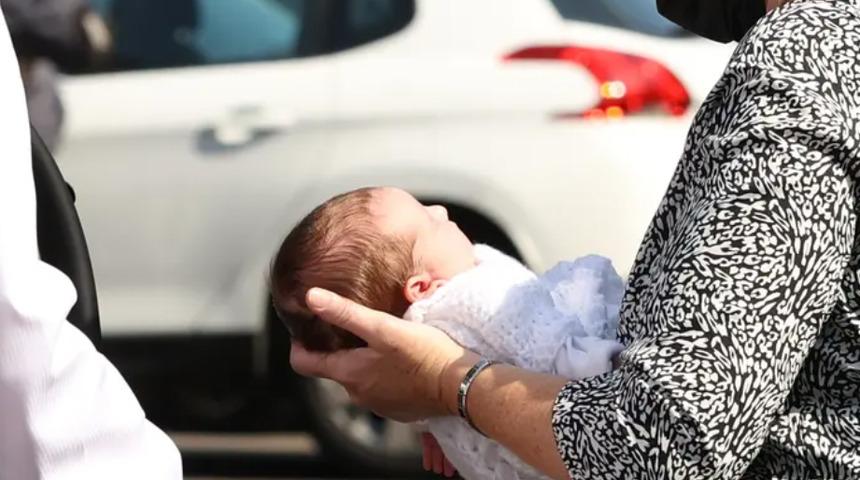 Koronavirüs aşısı olmayan kadının cenazesi yürek burktu: Daha kucağına bile almadı