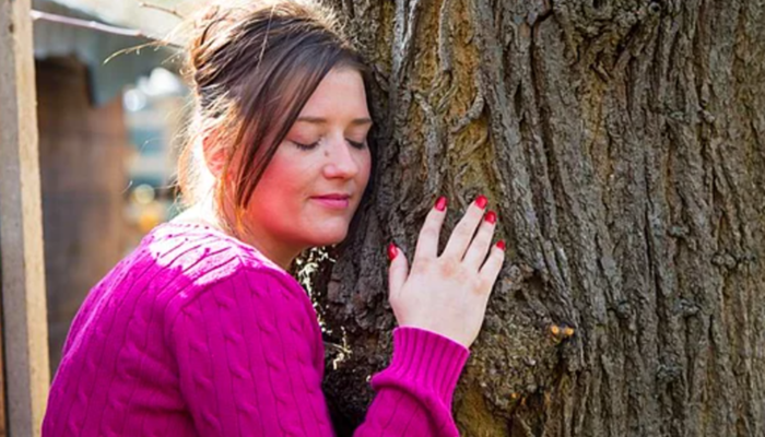 Kavak ağacıyla düzenli bir ilişkisi olduğunu iddia eden Emma McCabe’in hikayesi herkesi şaşırttı