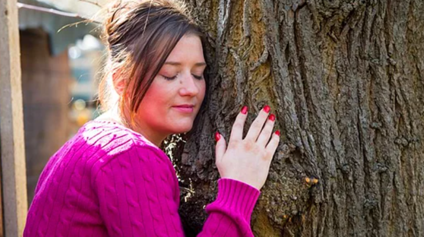 Kavak ağacıyla düzenli bir ilişkisi olduğunu iddia eden Emma McCabe’in hikayesi herkesi şaşırttı