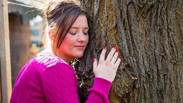 Kavak ağacıyla düzenli bir ilişkisi olduğunu iddia eden Emma McCabe’in hikayesi herkesi şaşırttı