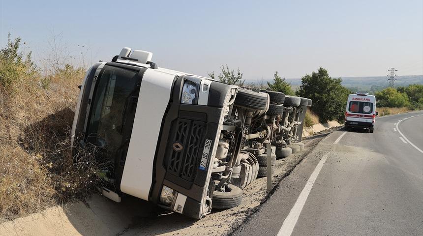 Edirne'de devrilen çimento yüklü tırın sürücüsü yaralandı