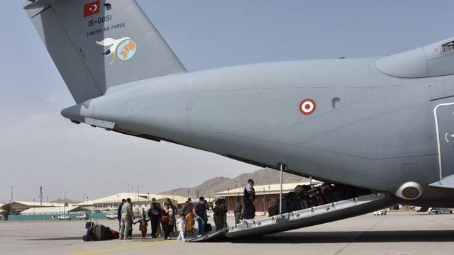 Kabil'den tahliye edilen Türk vatandaşları